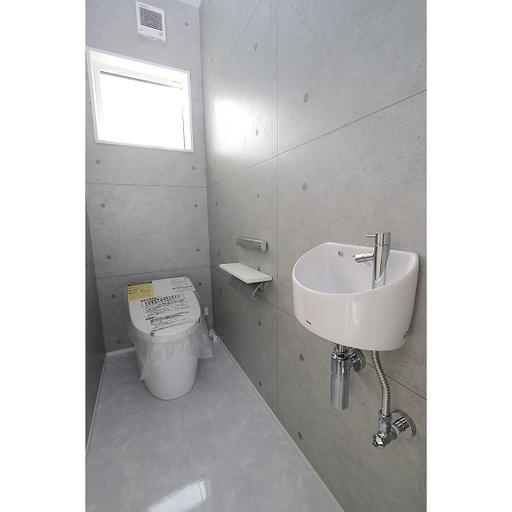 タンクレスですっきりしたトイレ空間